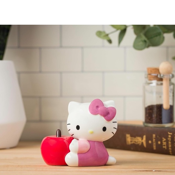 Silver Buffalo Sanrio Hello Kitty 3D Ceramic Salt and Pepper Shaker - Picture 2 of 8